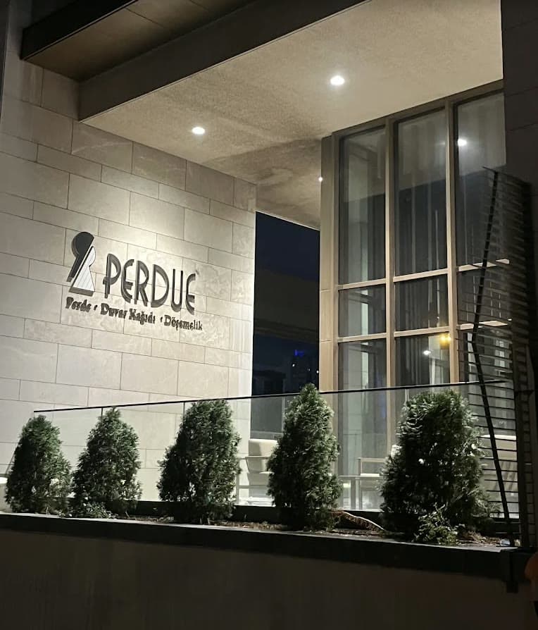 Perdue showroom girişi — Livin İzmir, gece görünümü